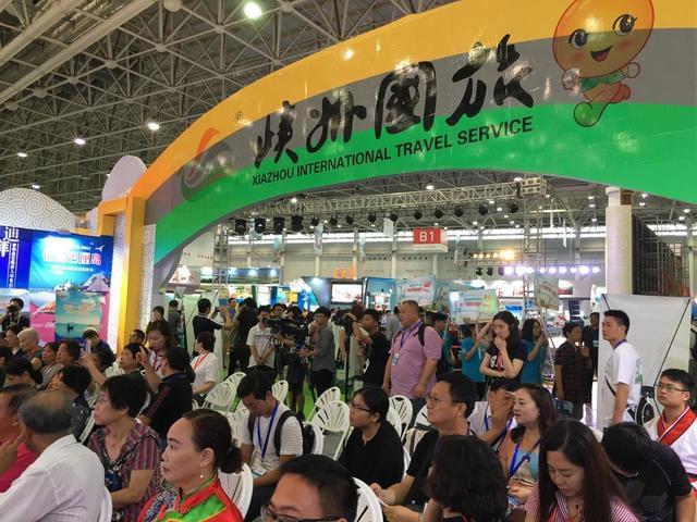 志愿服務暖人心，文明旅游添新景 ——“峽州國旅”志愿者開展“學雷鋒、送清涼”愛心活動